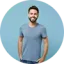 Foto de Juan, emprendedor feliz que usa qoboleads para gestionar sus ventas por WhatsApp